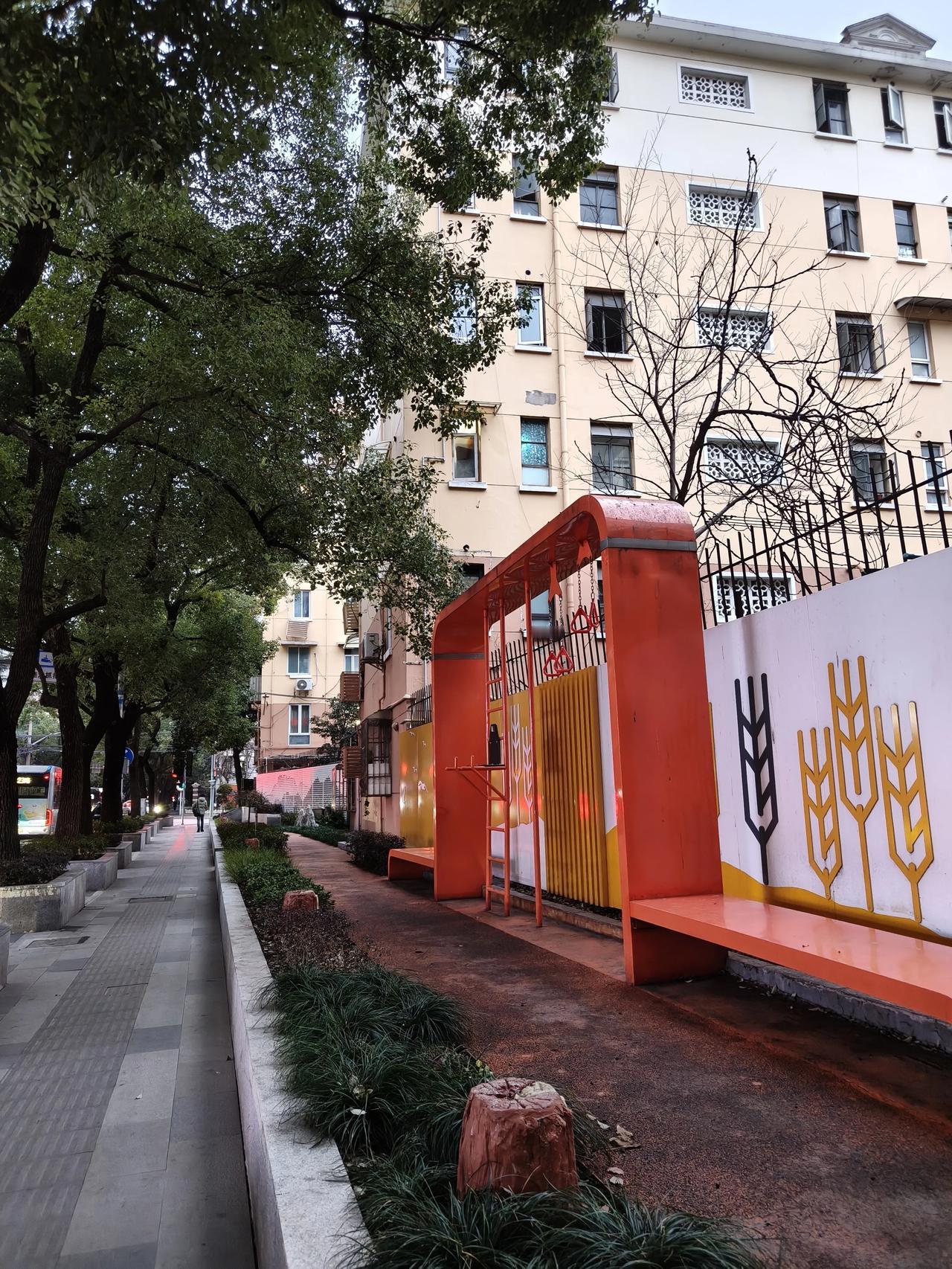 今天下班是走路回家的，
早上上班路上自行车爆胎了！
还好已经快到单位。

一路之