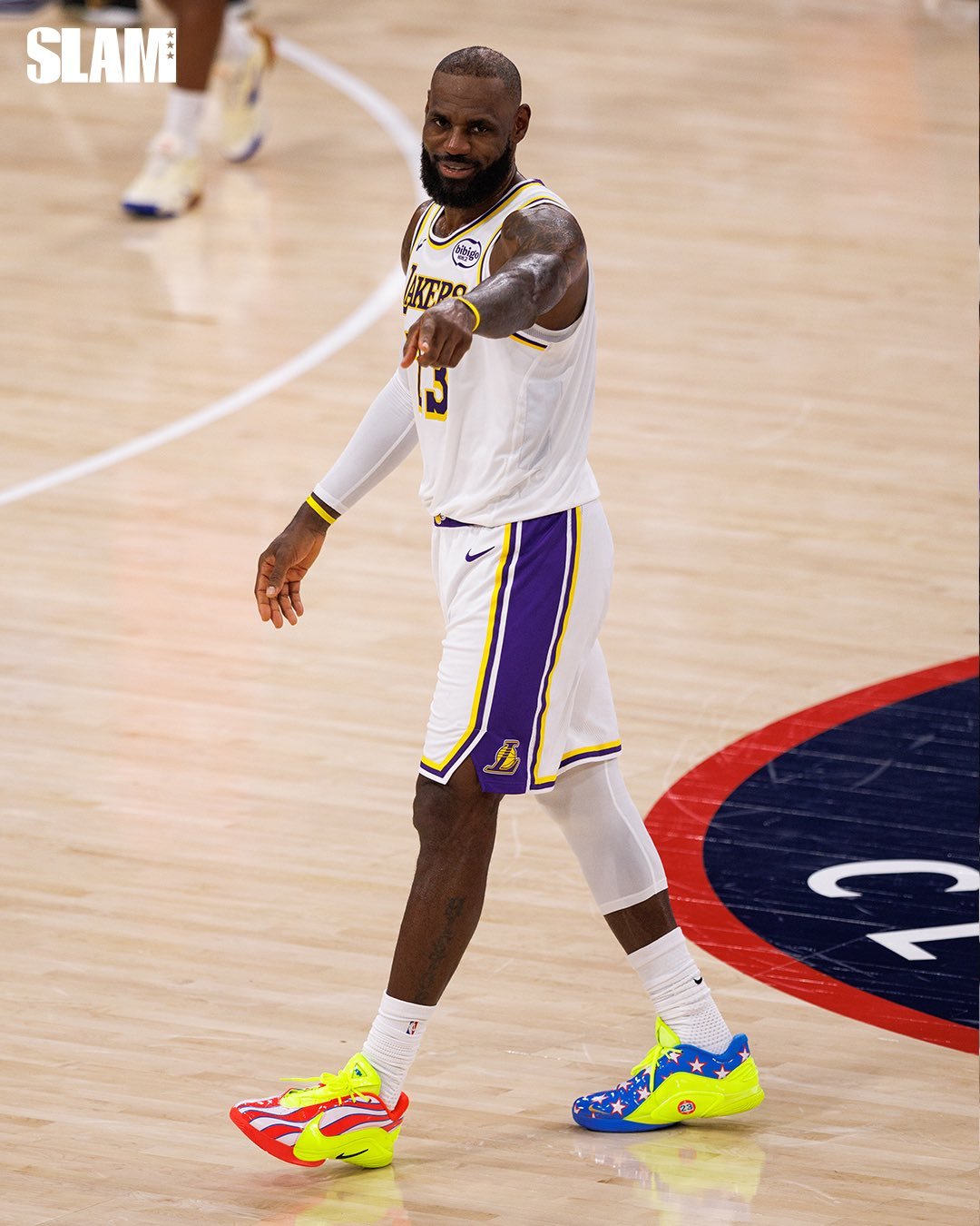 老詹昨日上脚球鞋“美国队”配色詹姆斯球鞋NBA