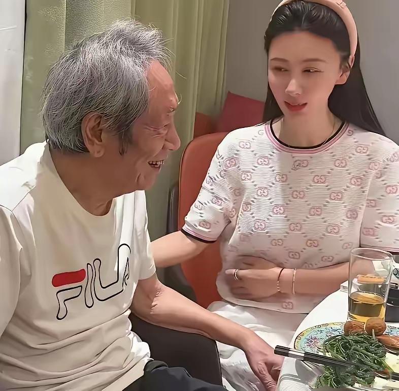 饶欣雨今年44岁。

正是一个女人最清醒的年纪。

她坐在81岁的王奎荣对面。