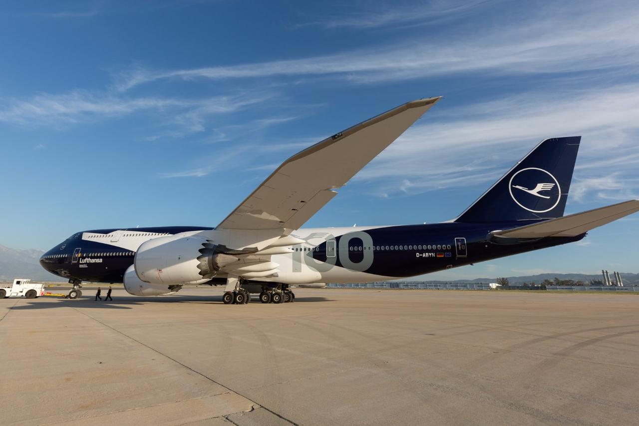 汉莎航空在一架波音747-8上推出了其第六款“百年纪念”涂装。该机在美国圣贝纳迪