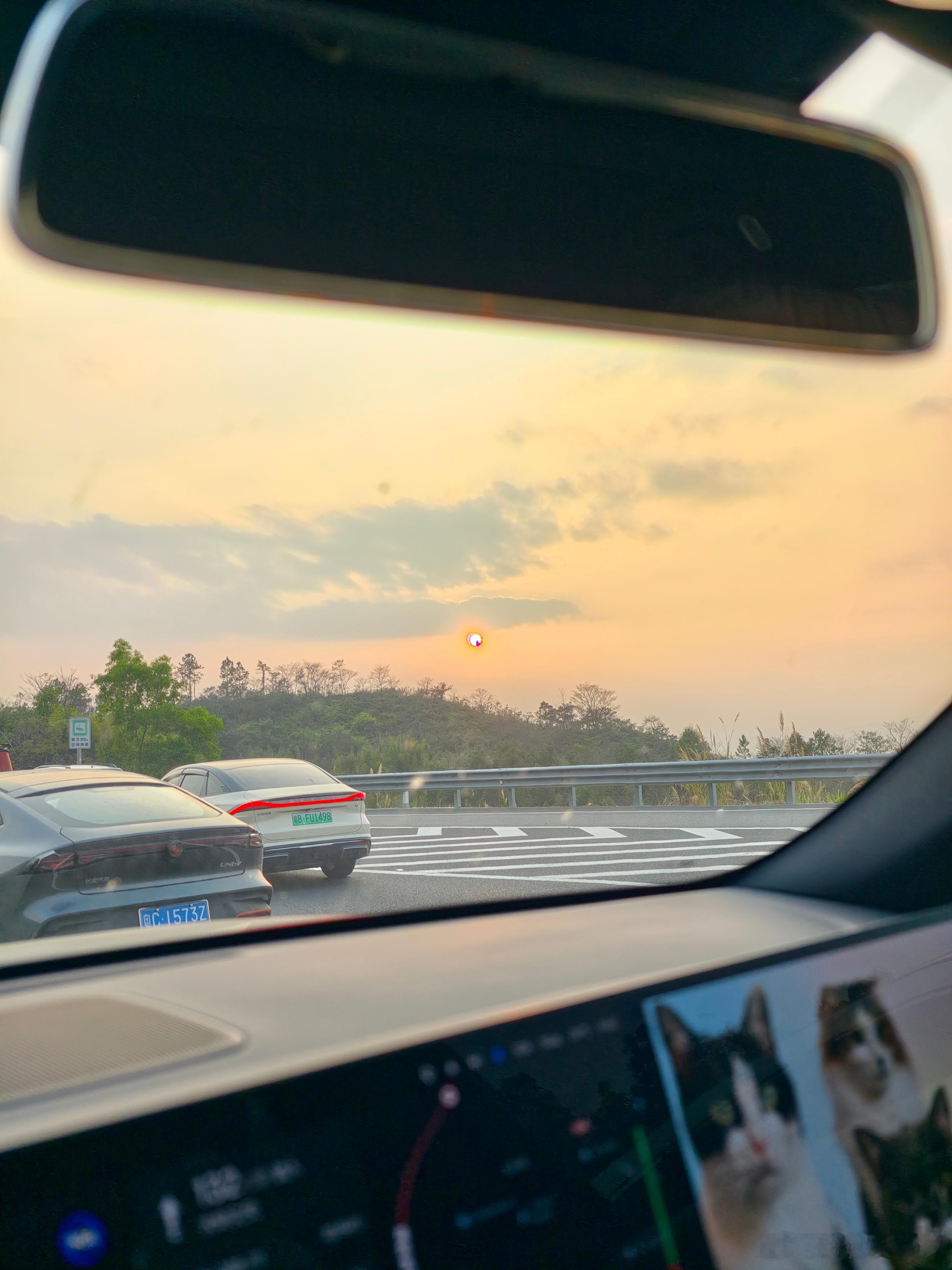 车机方面感觉还是俺的理想最流畅最聪明，虽然过年回去三姑六婆都不认识这车~理想汽车