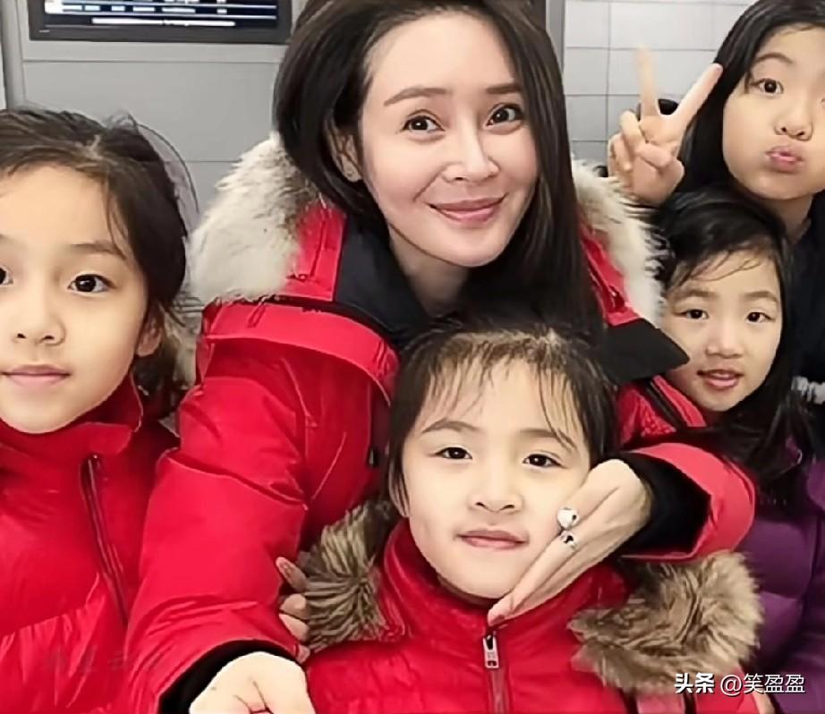 2010年，于明加在家人介绍下与圈外人胡俊相亲，两人相识不久后闪婚。

婚后育有