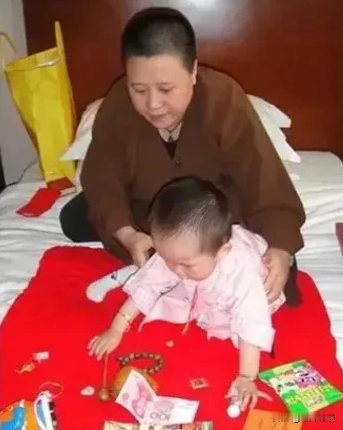 释延洁现在应该挺难的。
不是因为释永信被通报了，
也不是因为商丘观音寺的香火不旺