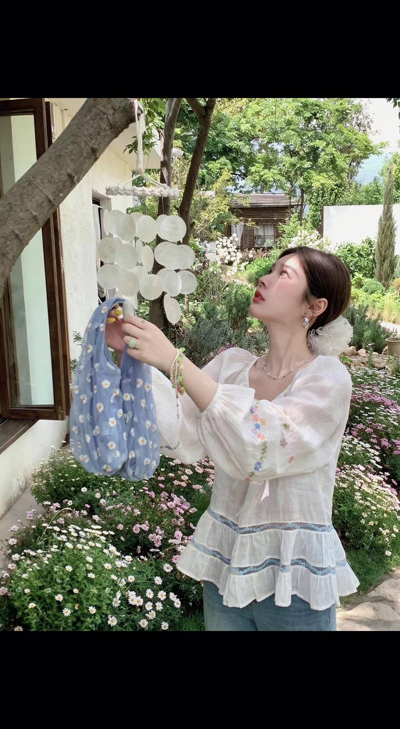 🌸风铃叮咚撞碎了夏天🍃碎花裙摆兜住整座花园💐原来治愈从不用刻意寻找。