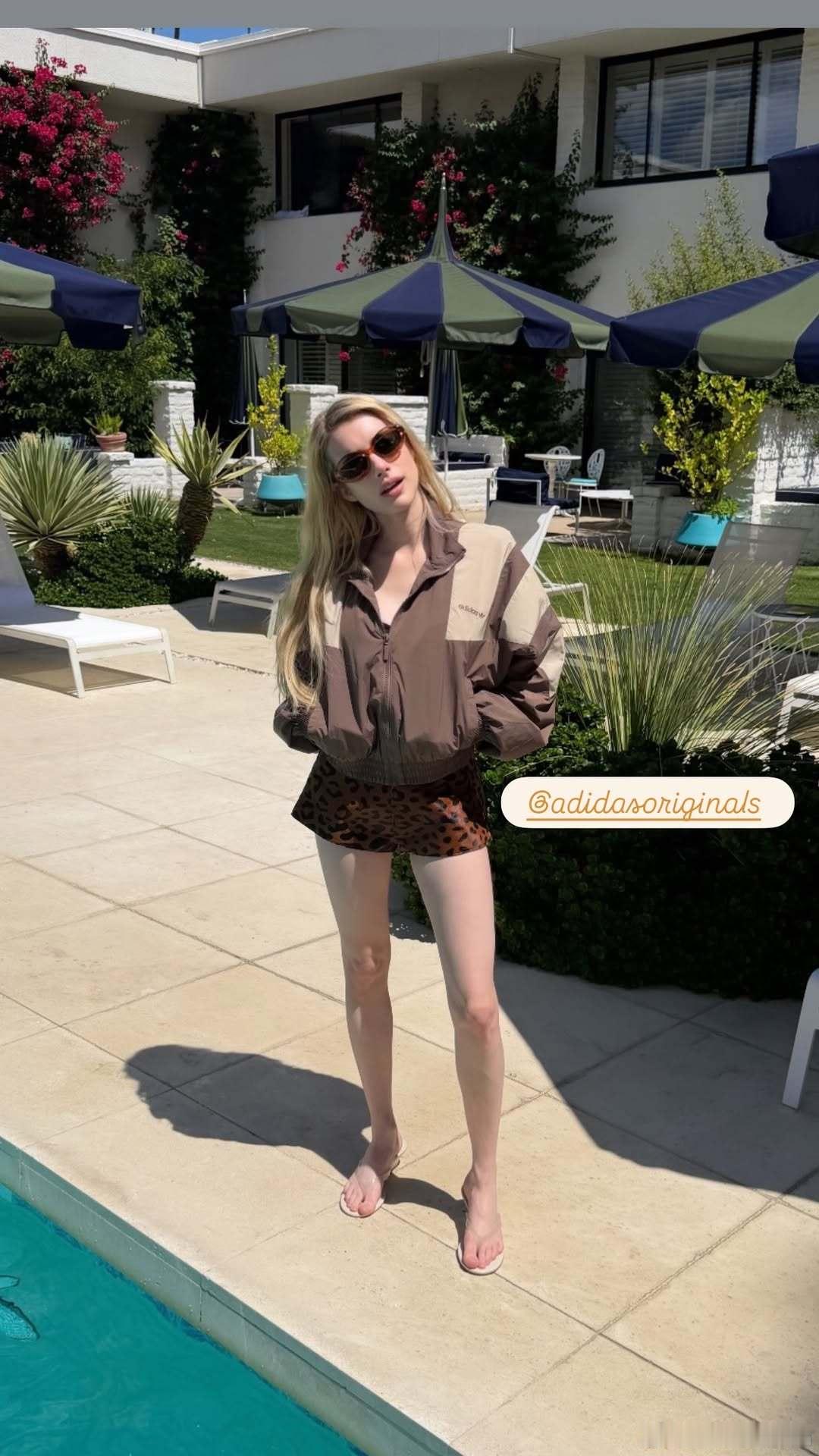 Emma Roberts艾玛罗伯茨晒穿搭私照，艾玛用阿迪达斯的单品搭了两套科切拉