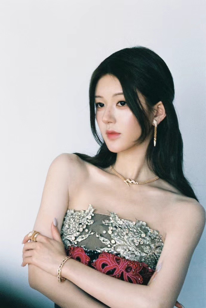 赵露思清冷温柔胶片 赵露思清冷温柔胶片，赵露思星光大赏胶片随拍送达，怼脸拍完全女