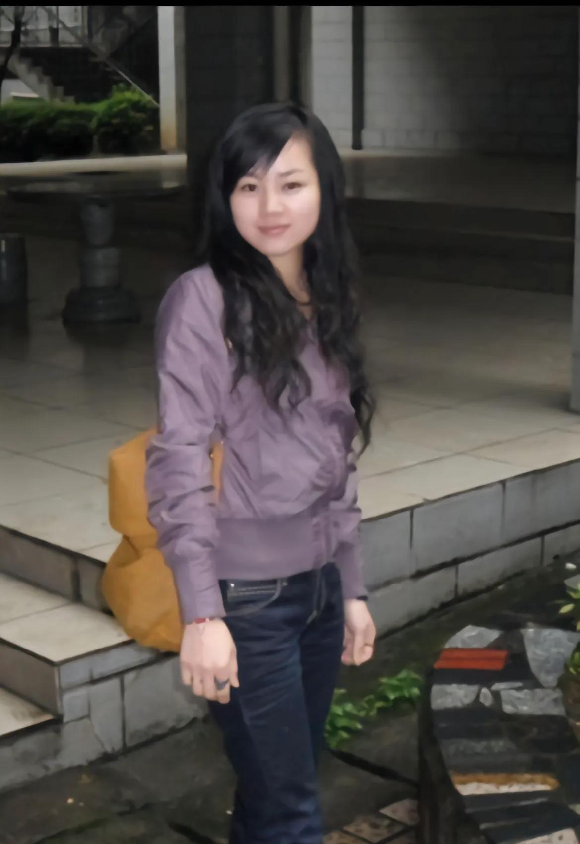 你是风儿我是沙，优美动听的曲子飘进耳畔，只是因为这首音乐，我不停的翻看QQ空间曾
