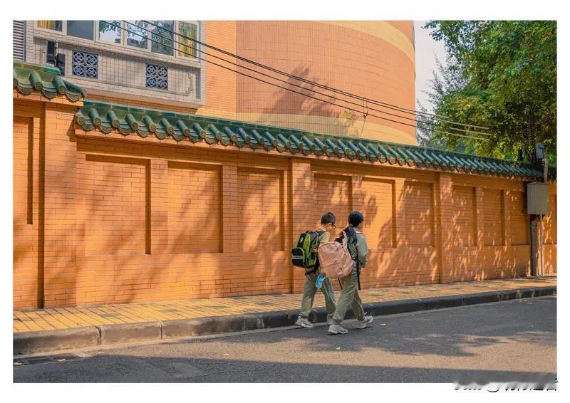 广州某初中男生寒假独自扛着十几斤行李乘地铁，被褥蚊帐等物品堆成小山。当事人何同学