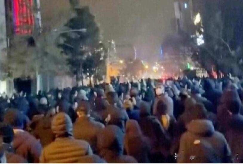 特朗普称伊朗希望谈判。抗议活动死亡人数上升至少544人。
特朗普称伊朗希望与美国