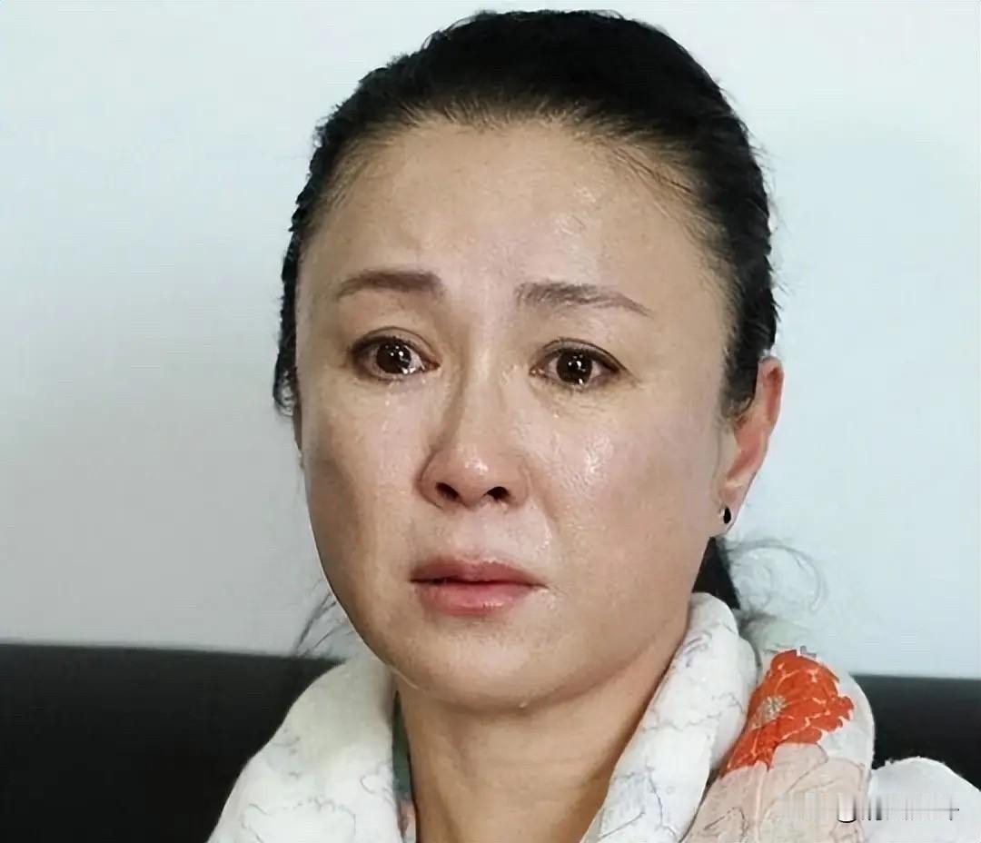 2023年傅艺伟59岁，站在北京公墓里，看着自己30岁独生儿子的骨灰盒，亲手把一