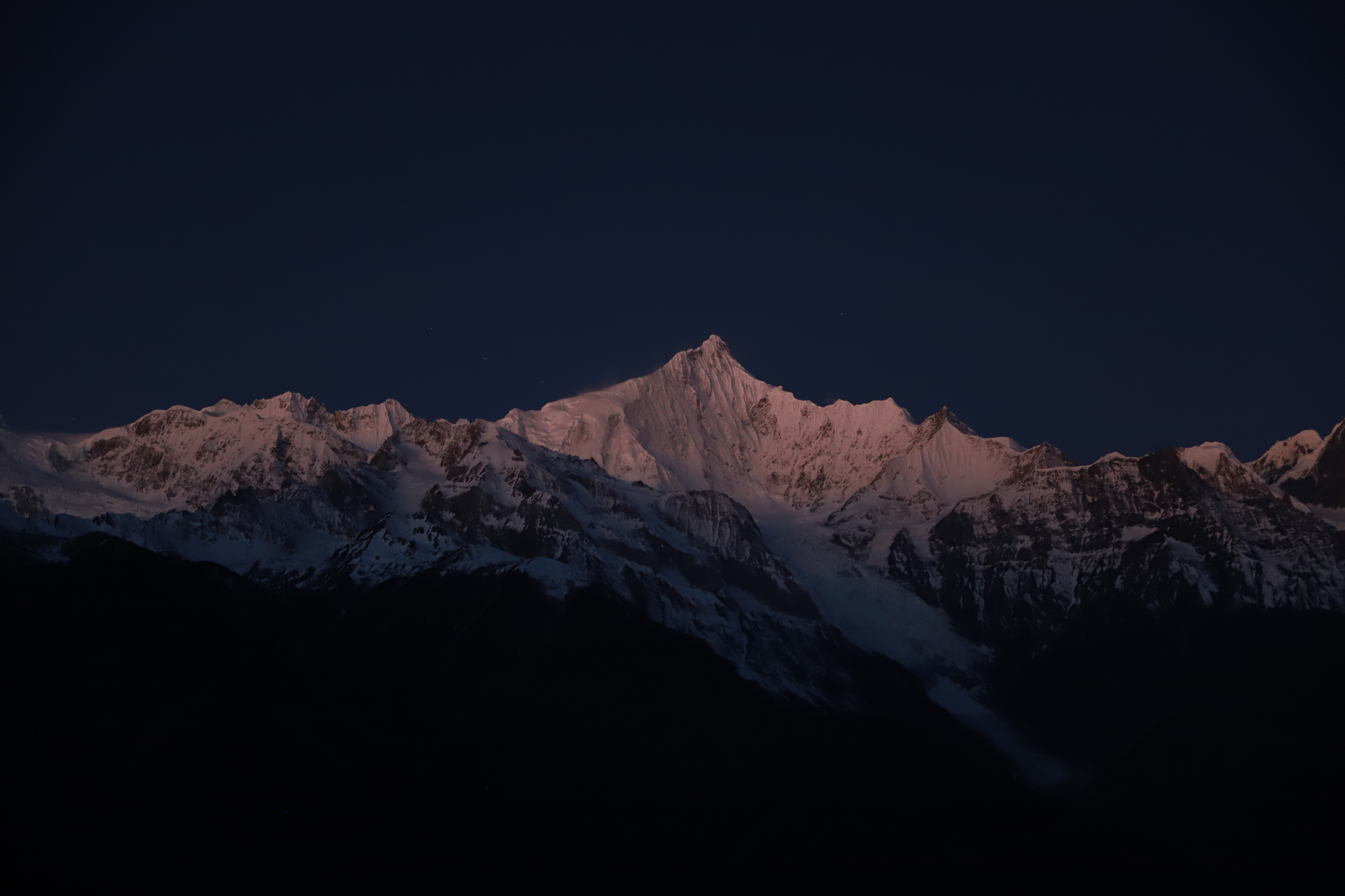 来到云南，有幸看到梅里雪山的日照金山，你将会幸运一整年，但我不建议你们今年再来了