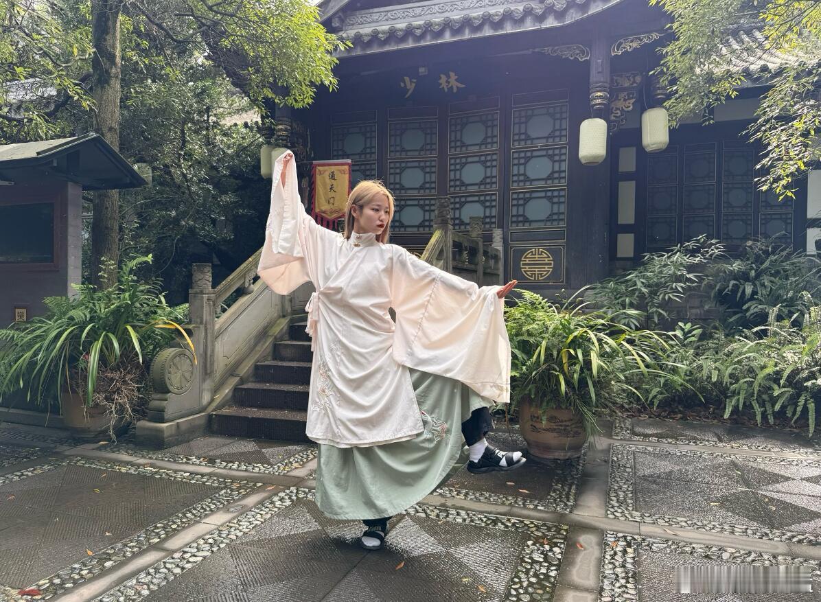 日本田径国手级人物，休赛期跑中国度假。汉服照快认不出本人了，好在一笑起来，标志性