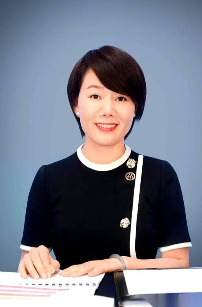 一个21岁的姑娘，单枪匹马，站在六十多个醉醺醺、要砸店的壮汉面前。
就问你，你怕