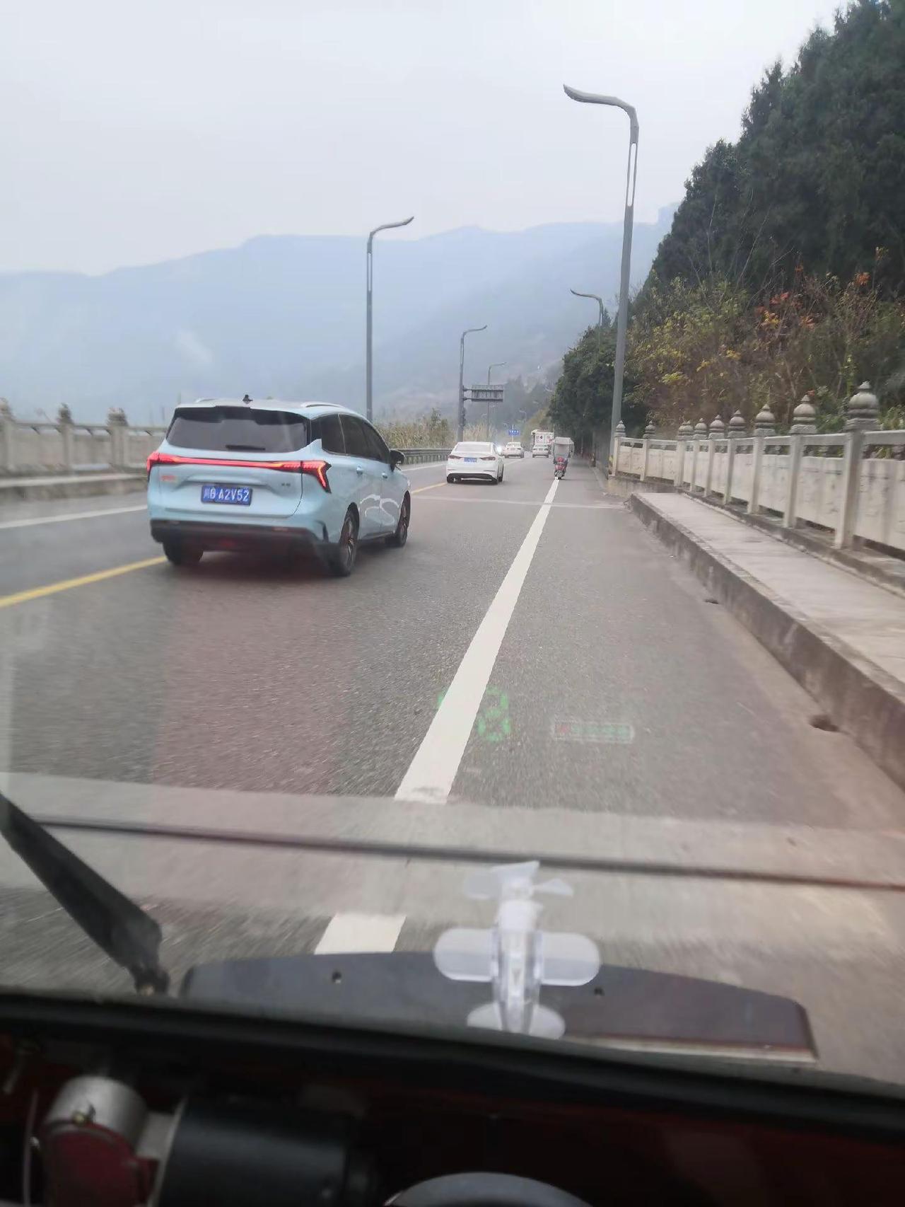 大山之中，美丽的风景，淮口大巴车