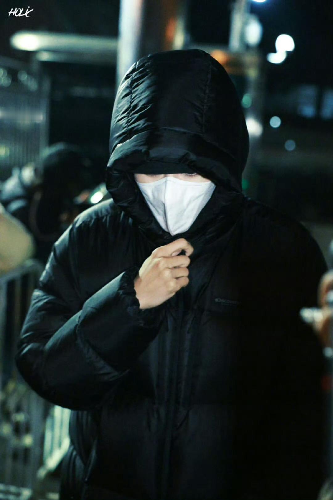 刘学义的眼睛水印来的 说刘学义的眼睛是水印真的一点不夸张！口罩遮脸、帽子压顶，可