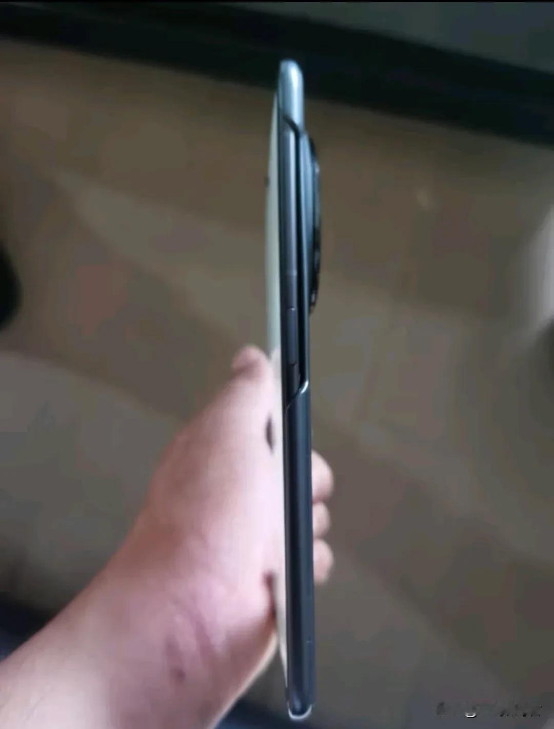 荣耀magic V3会漏液吗？
   我看很多后台评论都在说，荣耀折叠屏有漏液的