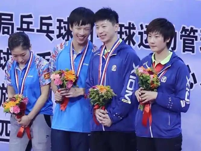 4位国乒球员捧鲜花挂奖牌同框：

马龙耸鼻贝齿、龙姿凤表；丁宁短发爽利、凤眼如虹