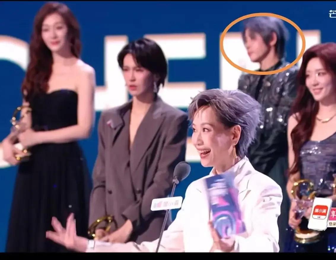 王濛真性情，不愧是世界冠军，拿了奖还一副不高兴的样子配合表演
《浪姐》决赛颁奖，