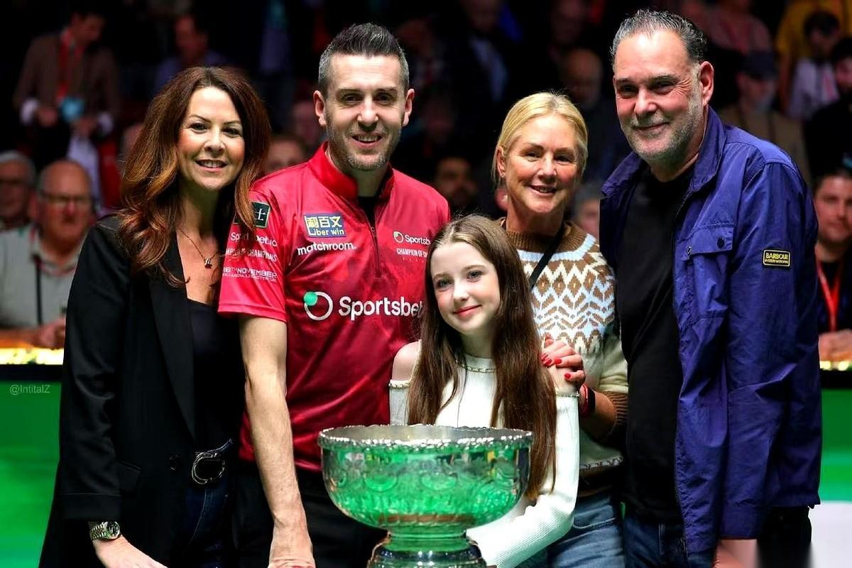 看着塞尔比又捧杯了，心里真不是滋味。
真的，不是嫉妒，就是替丁俊晖觉得……憋屈。