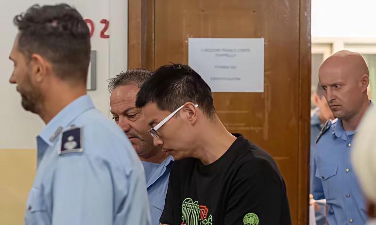 美方再耍霸权！抓捕中国专家徐泽伟，中国硬核反击太解气！
 
忍无可忍！美国又在复