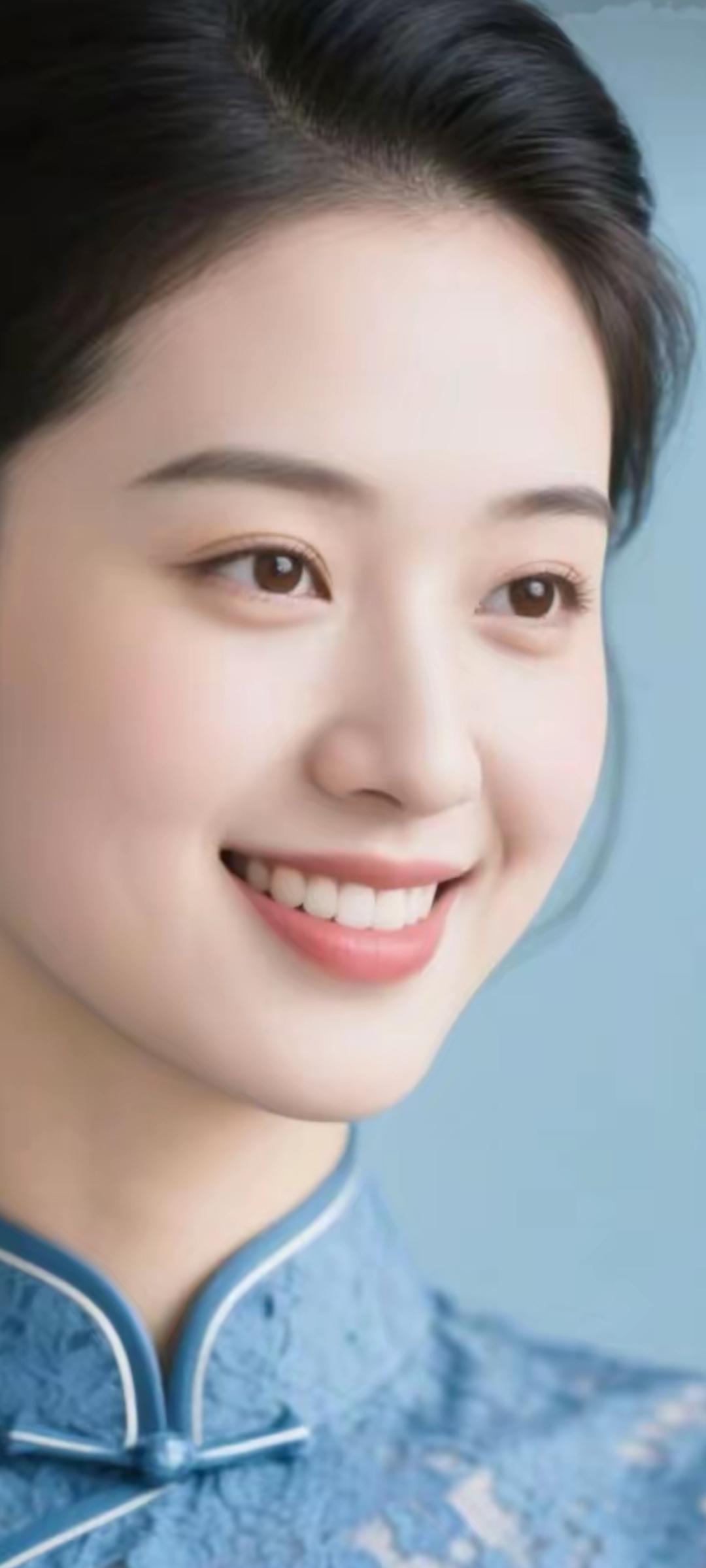 微笑的少女，蓝衣飘飘，清新自然，宛如春风拂面。