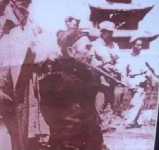 1951年，云南哀牢山，伴随着一声枪响，世袭六代的大地主李润之倒下了。然而，他生