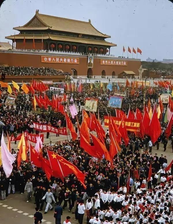 “毛主席留下的是五千亿斤粮食，五百万吨棉花，二十多亿美元，六百多吨黄金，还有两万