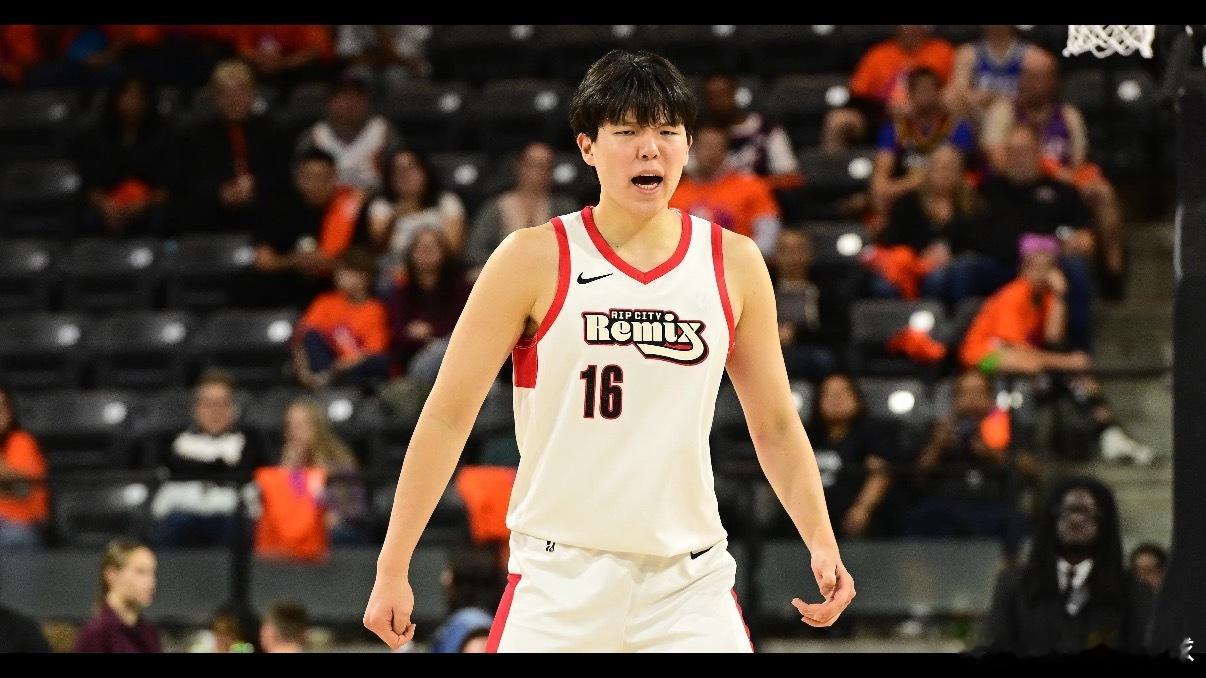 杨瀚森14分17板2助2帽 14分17板+2帽，杨瀚森撑起内线，助力球队大胜！ 