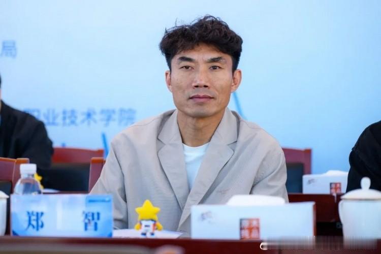 有球迷在网上公开呼吁，让青岛西海岸主教练郑智可以接替邵佳一出任中国国家队主教练。