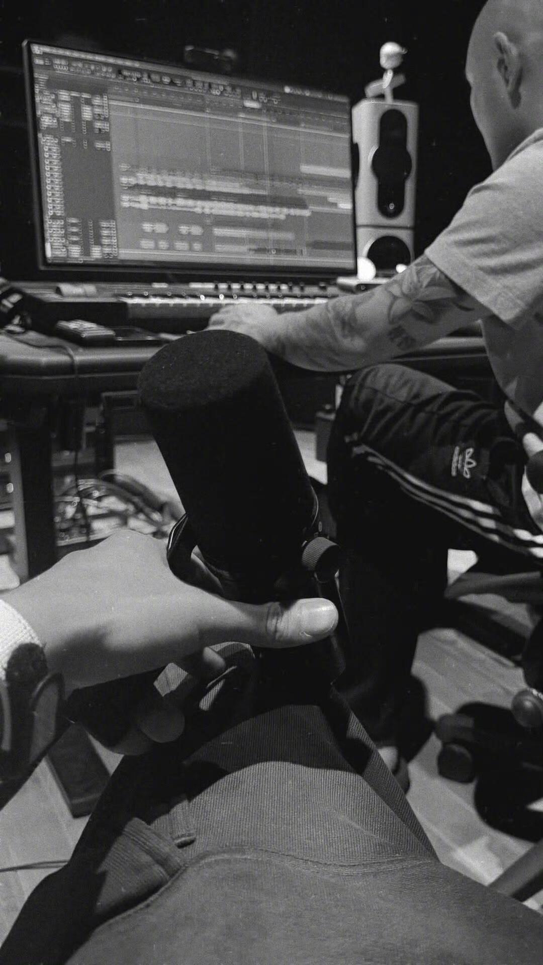 每天睡醒都能看见徐明浩在深夜努力工作！敲咪咪准备惊喜的明浩，端盆等咪喂饭🤲🏻