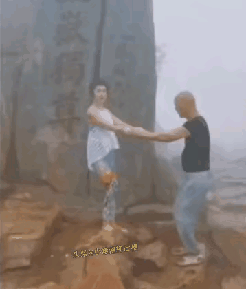 瑜伽爱好者，登顶也不忘初心秀一下。
唯我独尊。
有些封顶，就是一览众山小，有些人