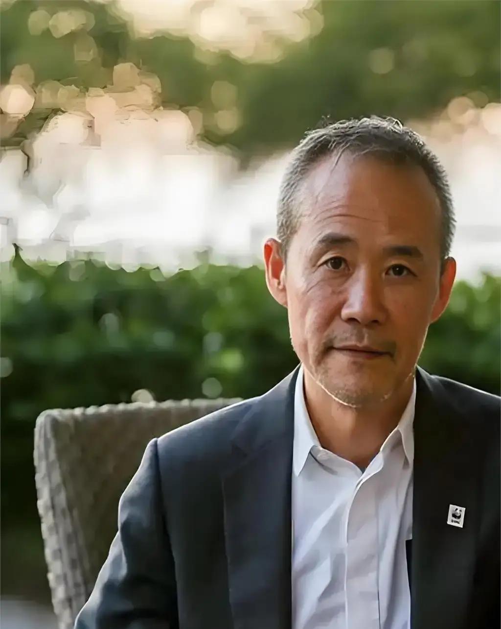 岳父一个电话打进来。
会议必须取消。
立刻取消。
王石挂了电话，什么也没说。
那