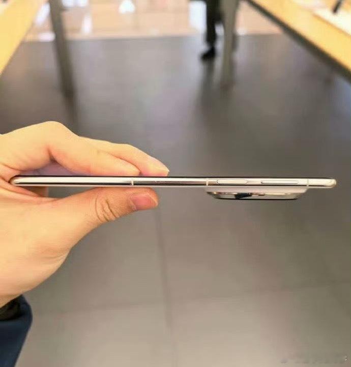 华为Mate70Air真机曝光怎么感觉最近发布了好多手机，都跟某品牌的高度相似呢