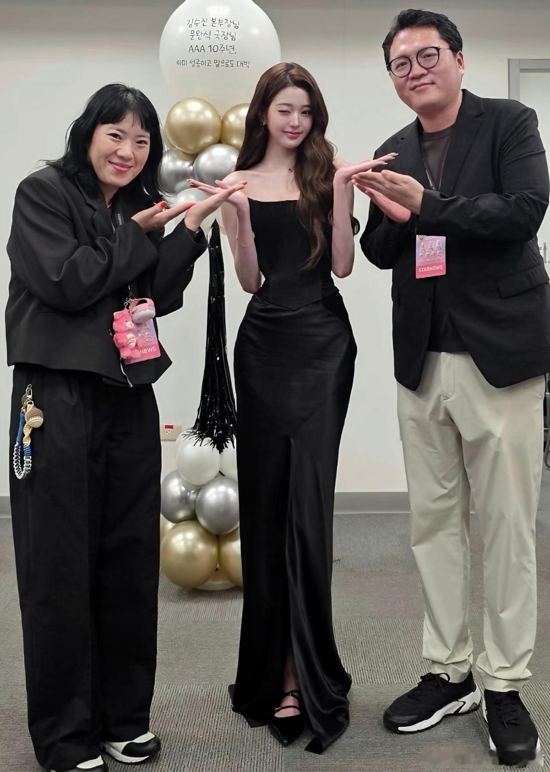 猜猜张元英穿的是平底鞋还是高跟鞋👠 