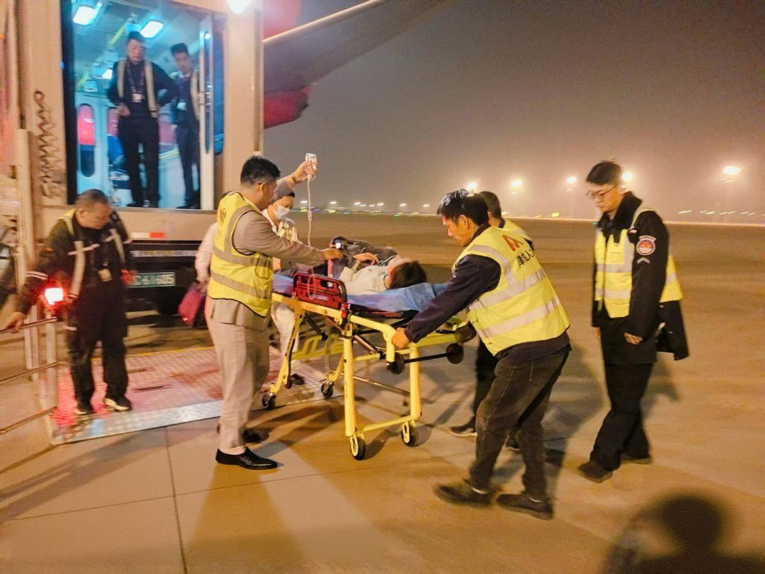 旅客空中突发昏迷抽搐新海航金鹏航空紧急备降守护生命