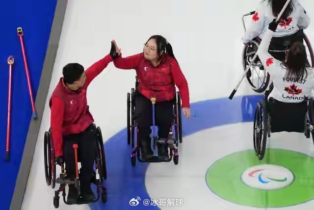 米兰冬残奥会轮椅冰壶混合团体金牌赛，中国队与加拿大队八局鏖战，三度战平。决胜局加