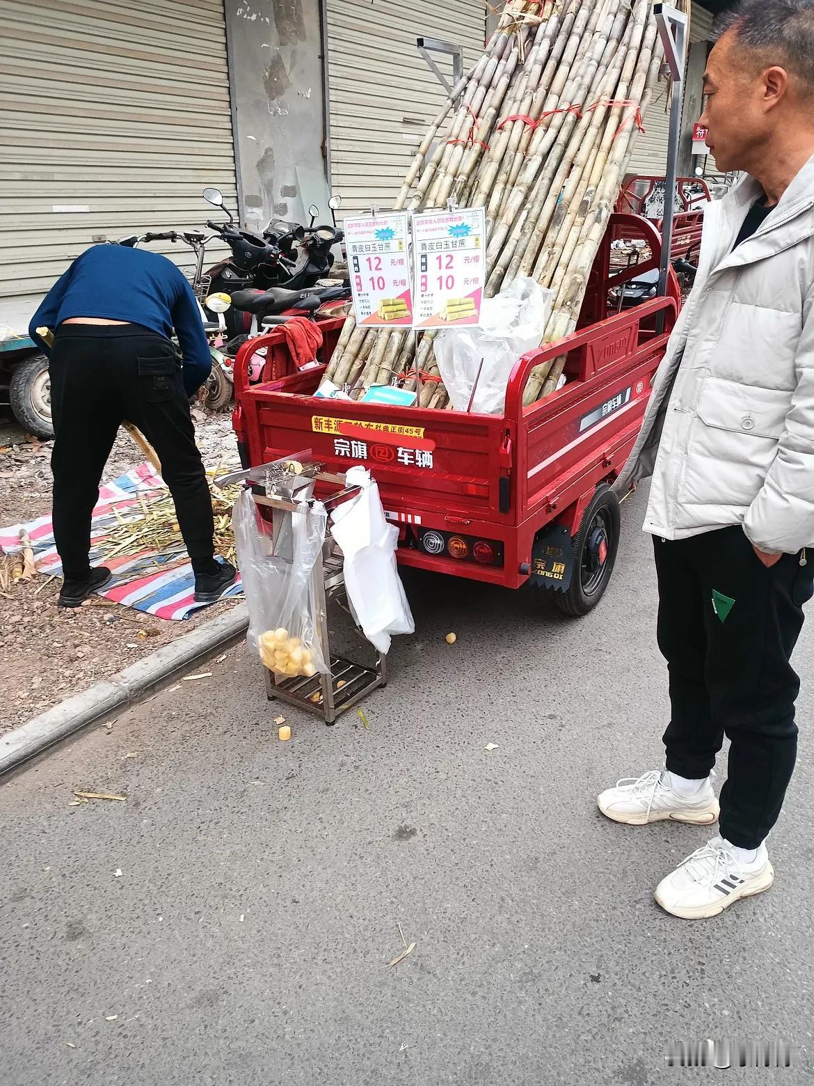 街上有摊贩卖甘蔗，今年城市里各个大街小巷，凡是能摆摊的地方，都能见到这种三轮车，