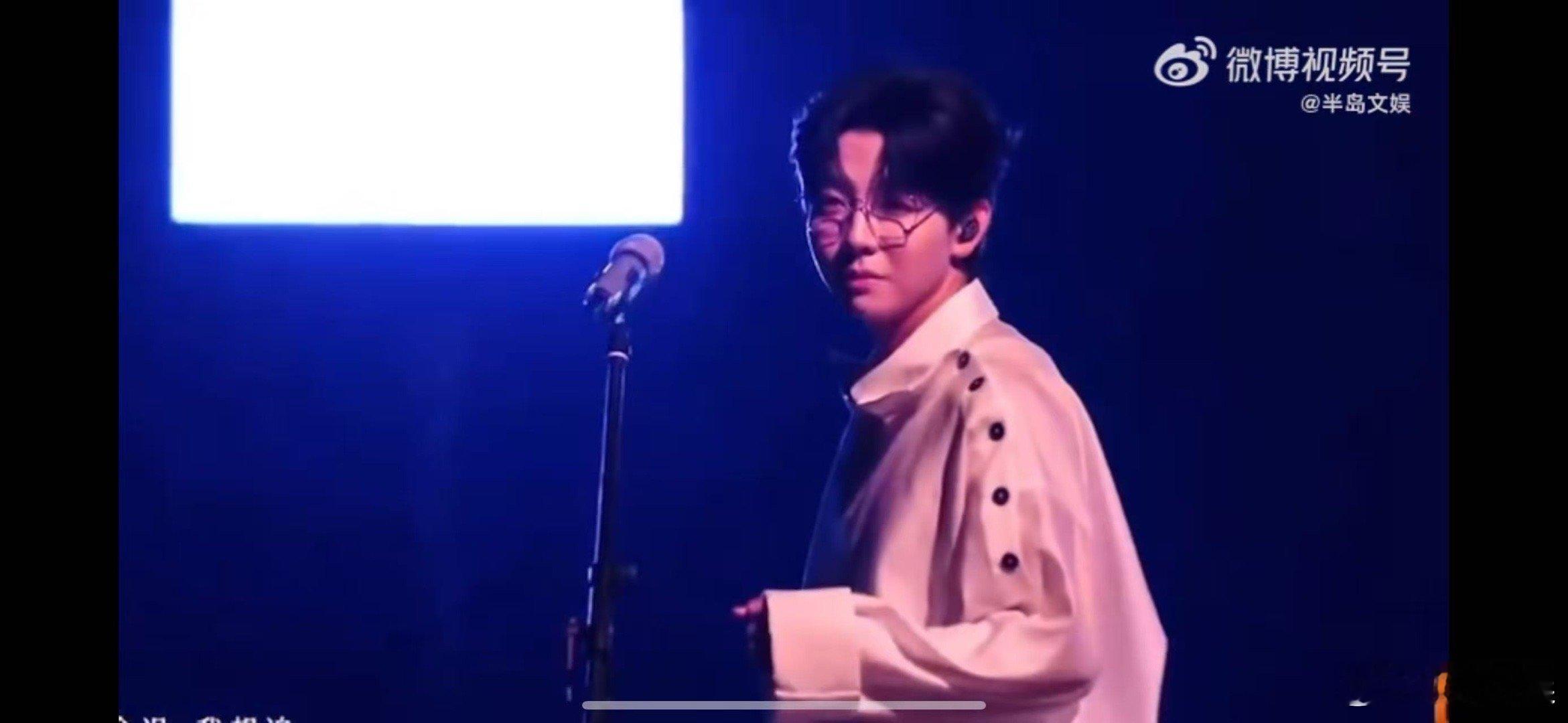 胡夏怎么也会玩起反差了 台下是呆萌胡夏，上台瞬间气场就来，这反差感越看越有意思 