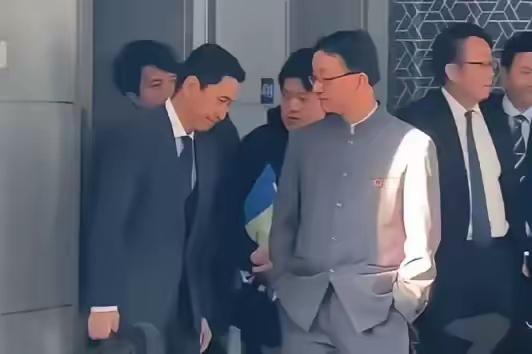 刘劲松手插裤兜一个很重要的原因是给日本外交官留面子，双手在外，你若拒绝日本人伸过