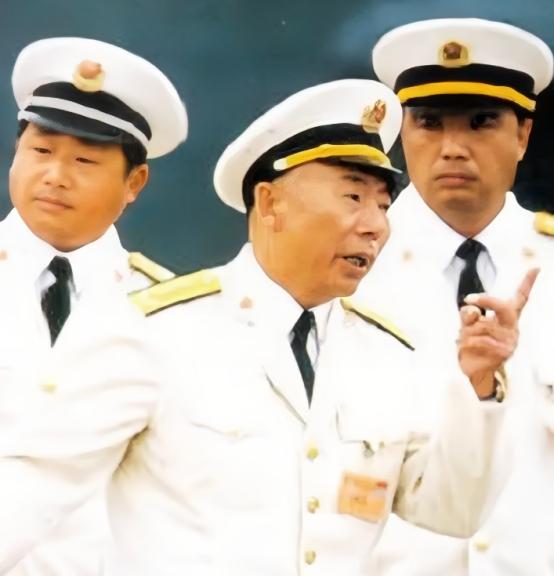 80年代末，海军司令员张连忠上将视察汕头海军供应站，见院内有磅秤，便亲自站上称重