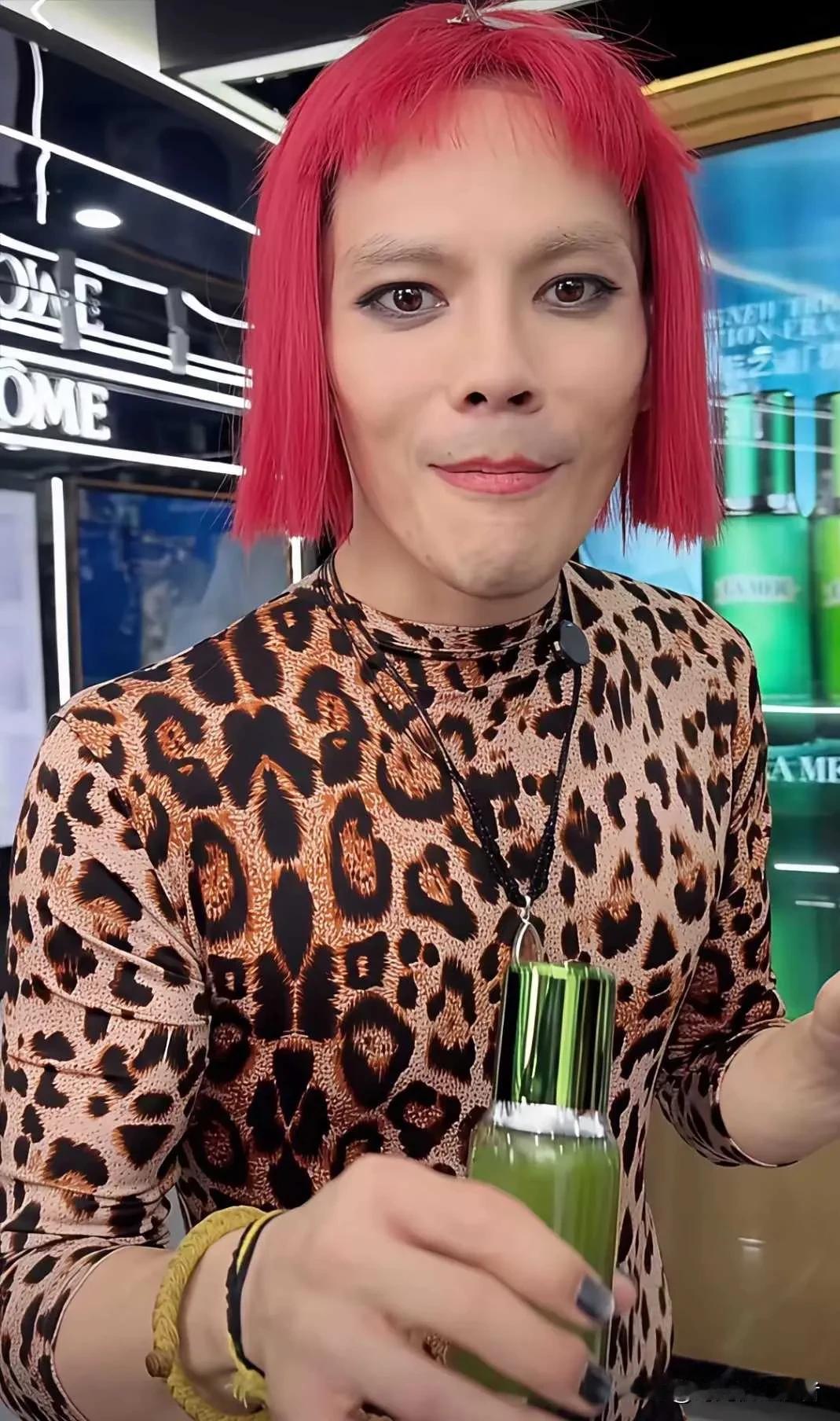 谁会买向佐带货的化妆品，真不敢相信向佐私下会用自己带的货，向佐如今也是挑起家庭重