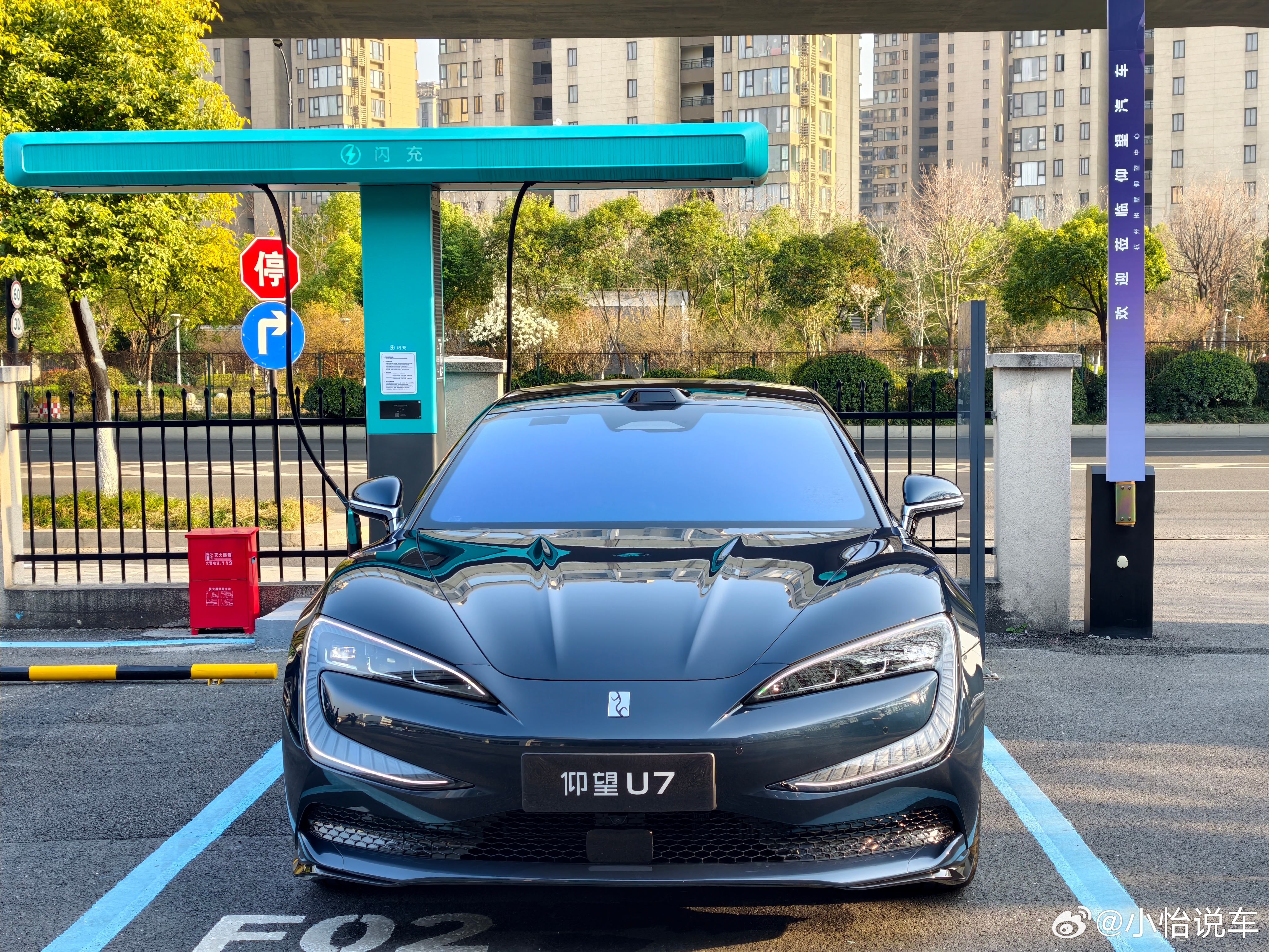 今天开着仰望U7出发去南京，这车开着真舒服，静谧性和动力都很在线从杭州出发，快充