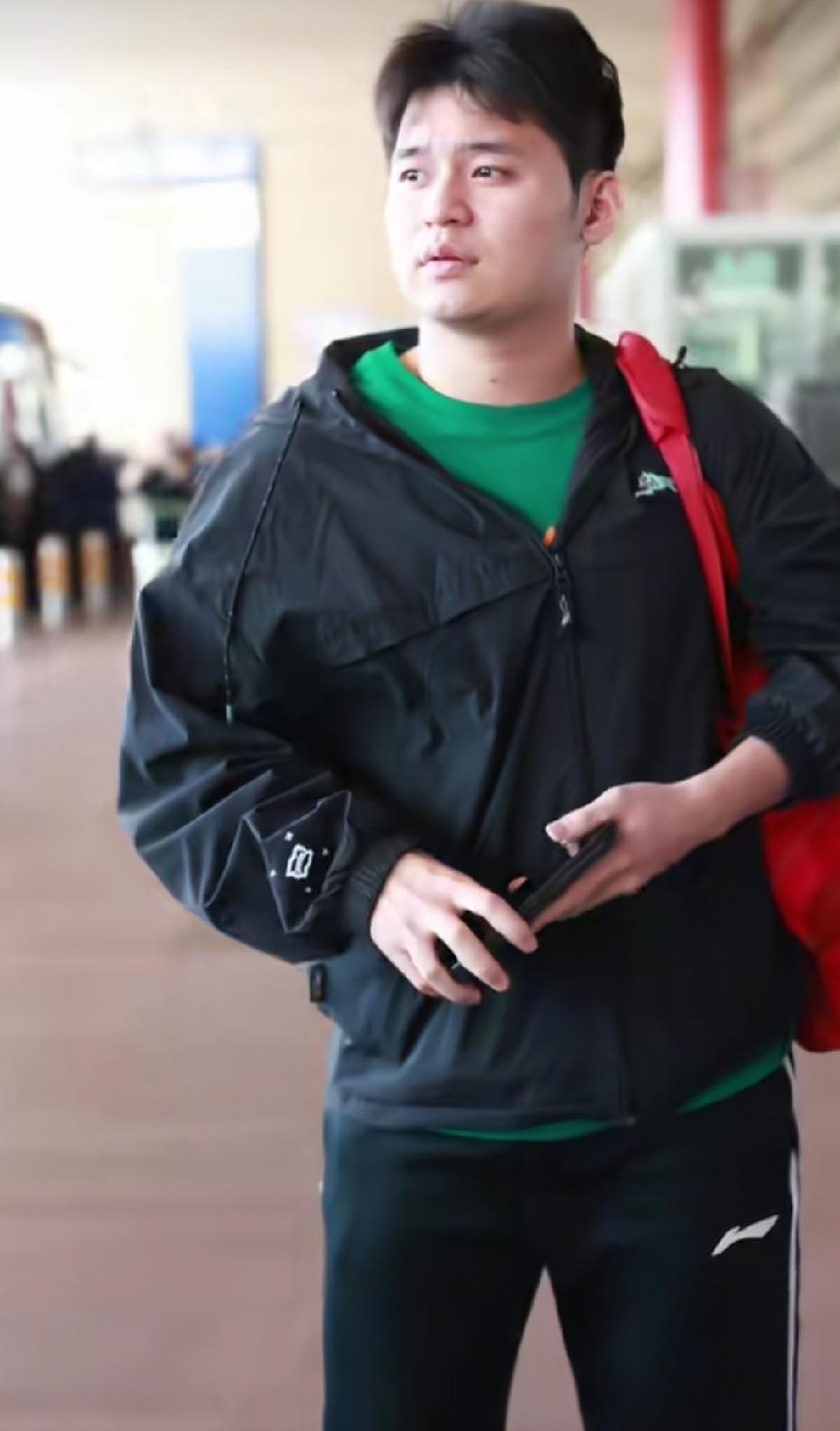 不知道一个退赛为啥引起这么大的争议，澳门冠军赛，林诗栋宣布退赛！这样的话， 男队