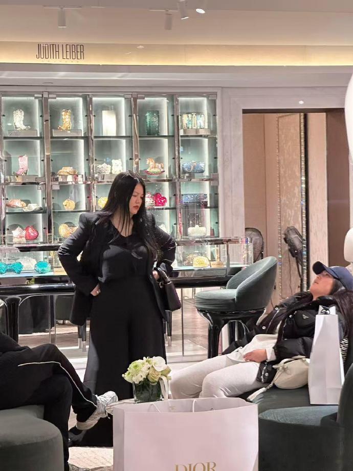 伦敦偶遇王诗龄一家三口购物 伦敦偶遇李湘一家三口购物~ ​​​