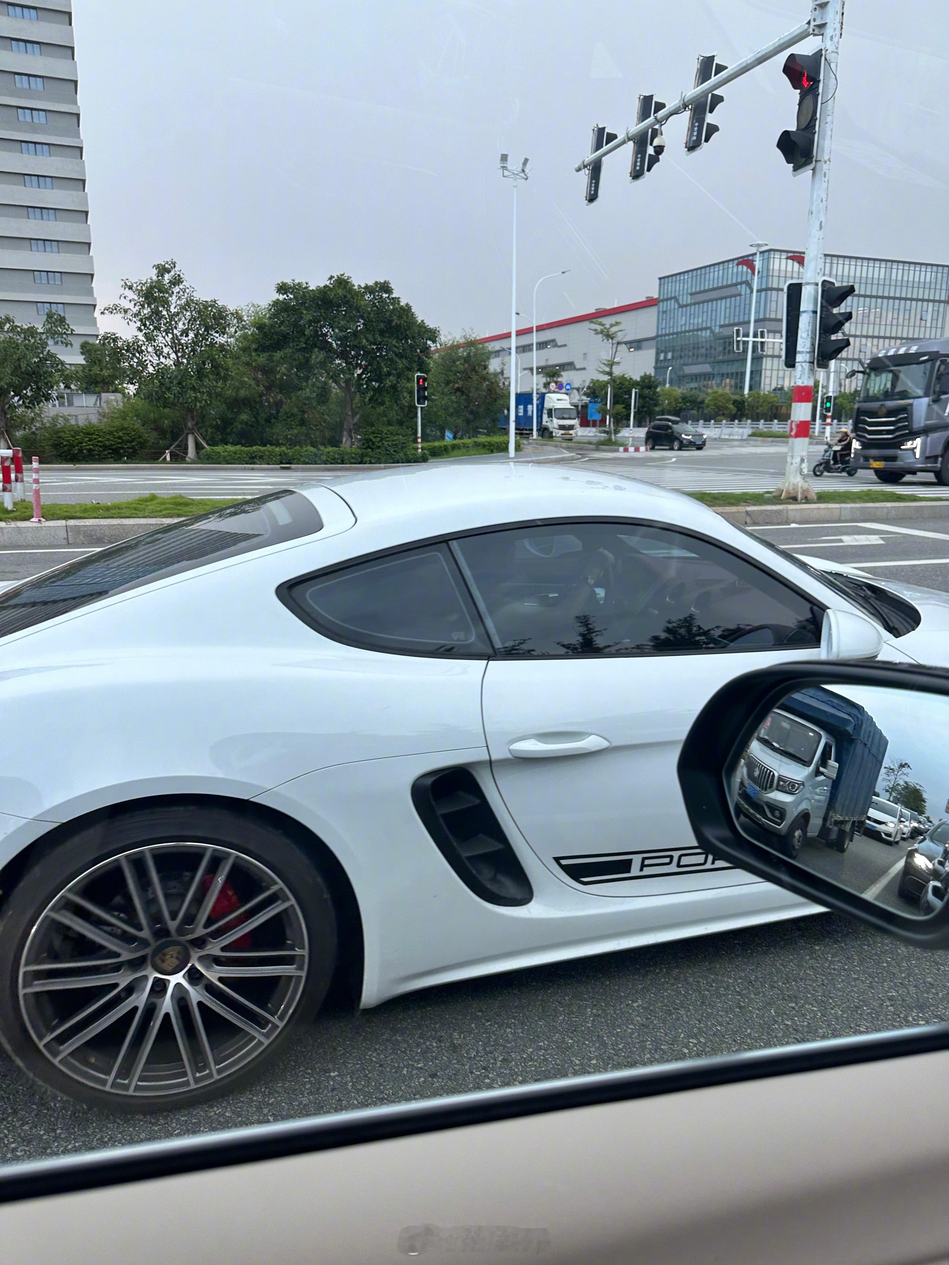 我和这台保时捷718 cayman 有缘啊，跟了我一路了。开车的是个漂亮小姐姐，