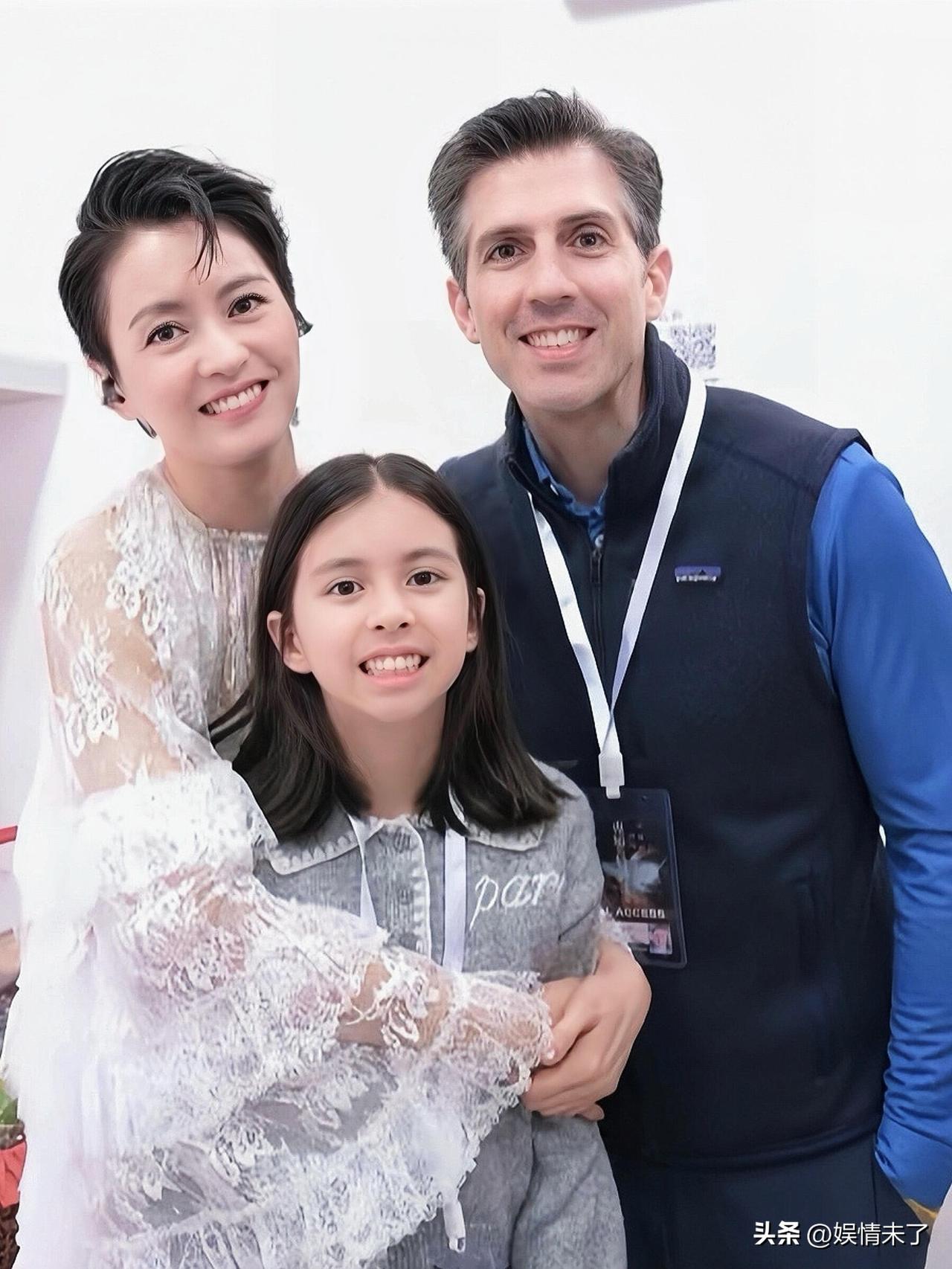 49岁的梁咏琪，一家四口的状态真的太让人羡慕了。
全家颜值都在线，一起出门逛街，