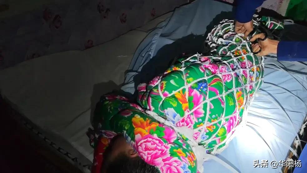 真替他捏把汗！一男子用渔网、扎带捆绑自己，结果无法动弹，只好大声呼救。

近日，