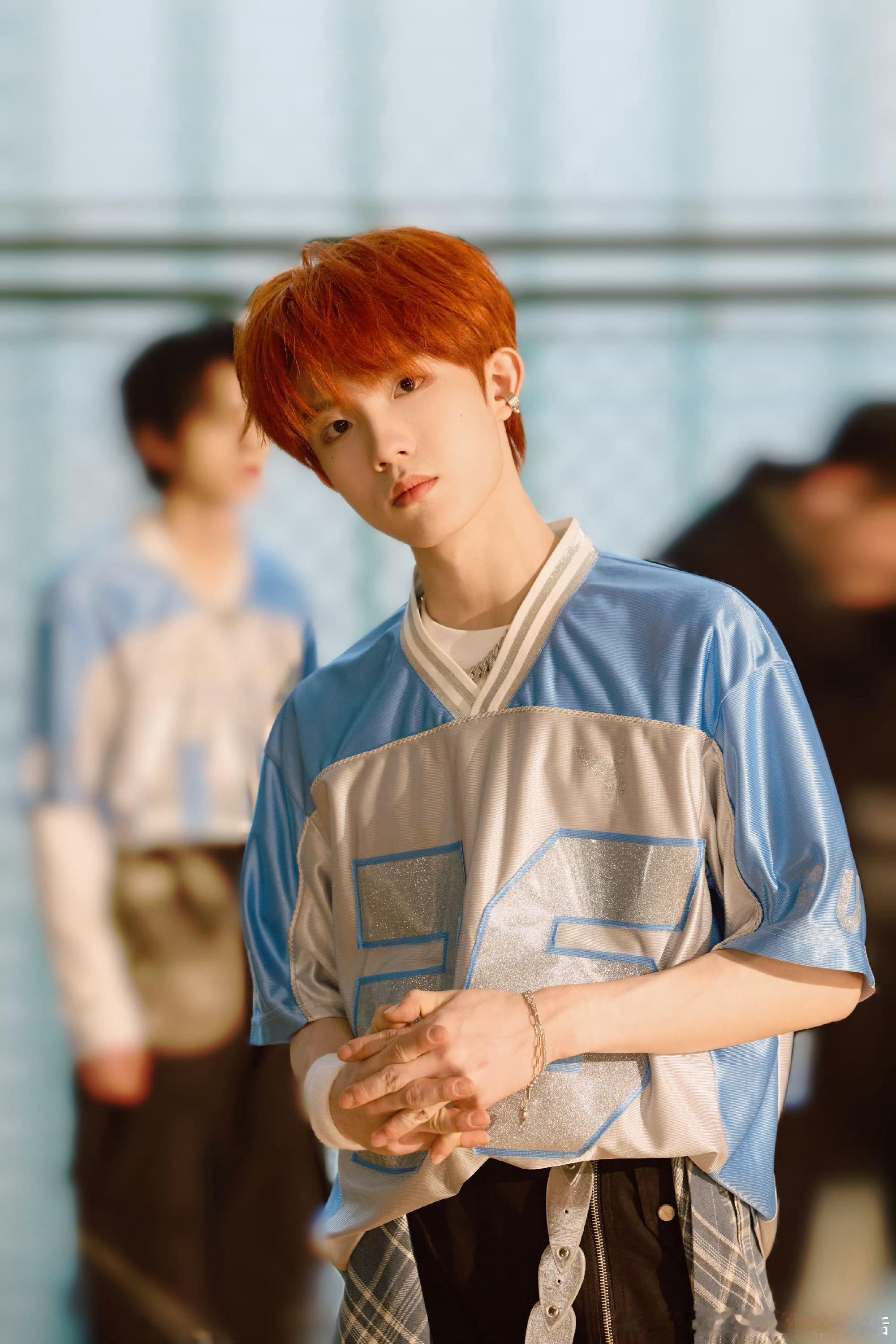 娱乐[超话]  苏新皓mv花絮照  苏新皓闭眼vs睁眼  苏新皓mv花絮照，闭眼