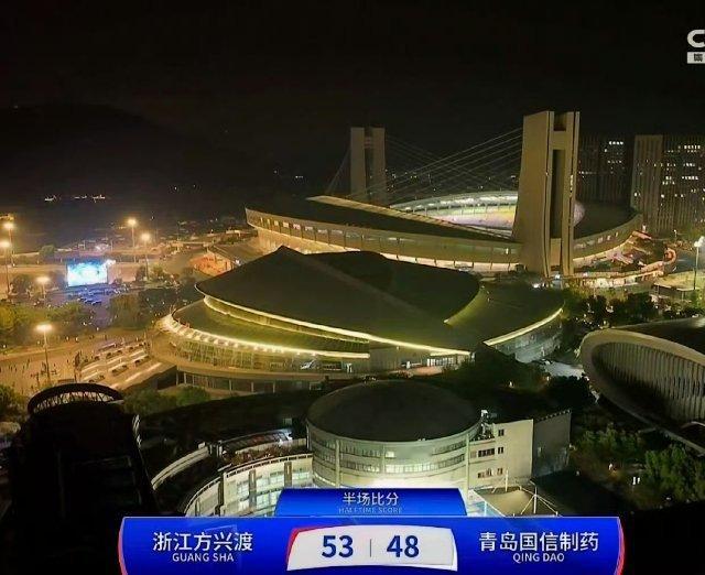 抢五大战上半场太激烈了，胡金秋和奈特伤退，青岛半场落后5分广厦男篮vs青岛男篮 