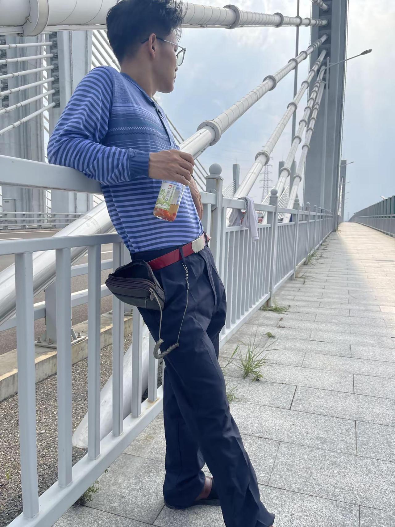 男人过了20岁就不要穿的像个孩子了